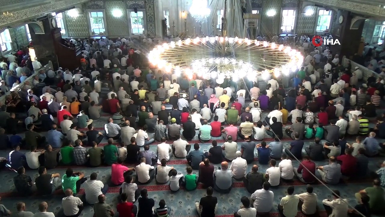 Elazığ’da bayram namazında camiler doldu