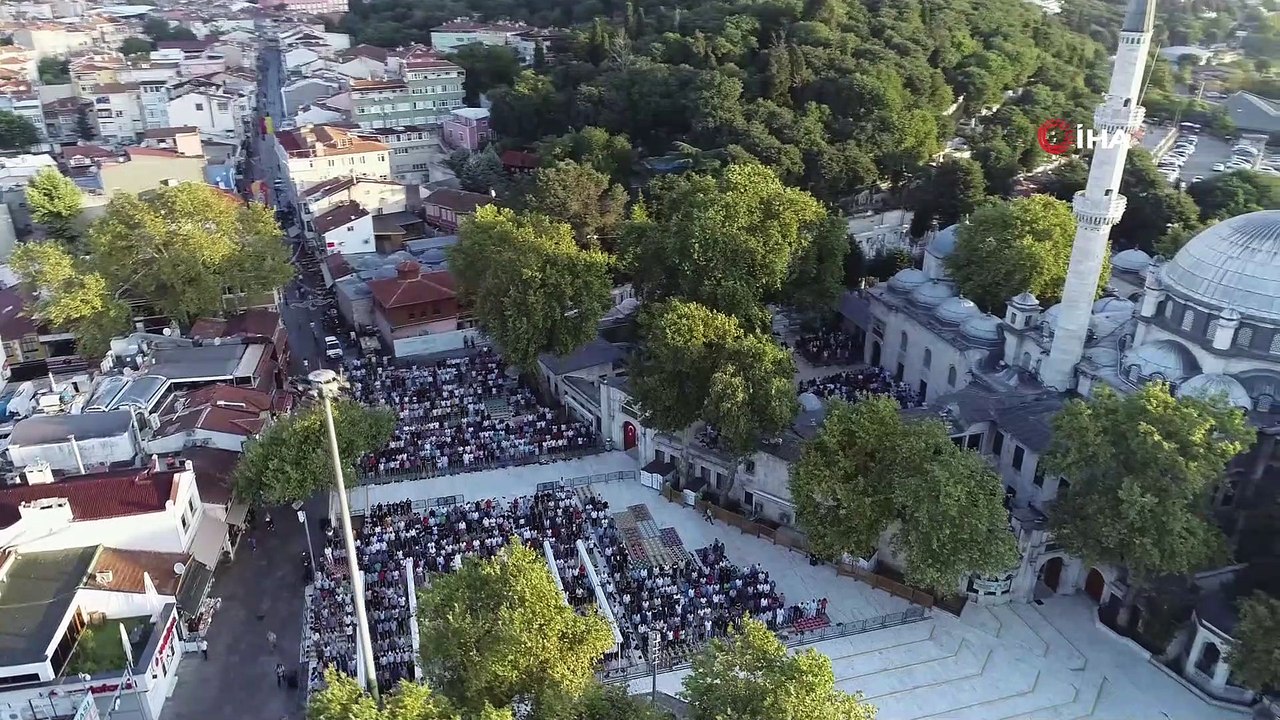 Binlerce vatandaş bayram namazı için Eyüp Sultan Camii'ne akın etti