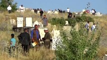 Yüksekova'da vatandaşlar bayram namazı sonrası mezarlıklara akın etti