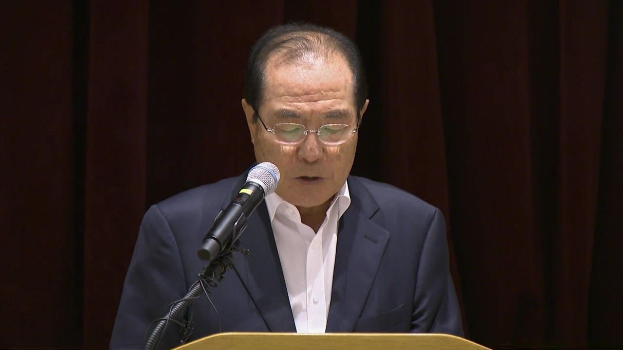 윤동한 회장 "국민께 머리 숙여 사죄...회사 경영도 물러날 것" / YTN
