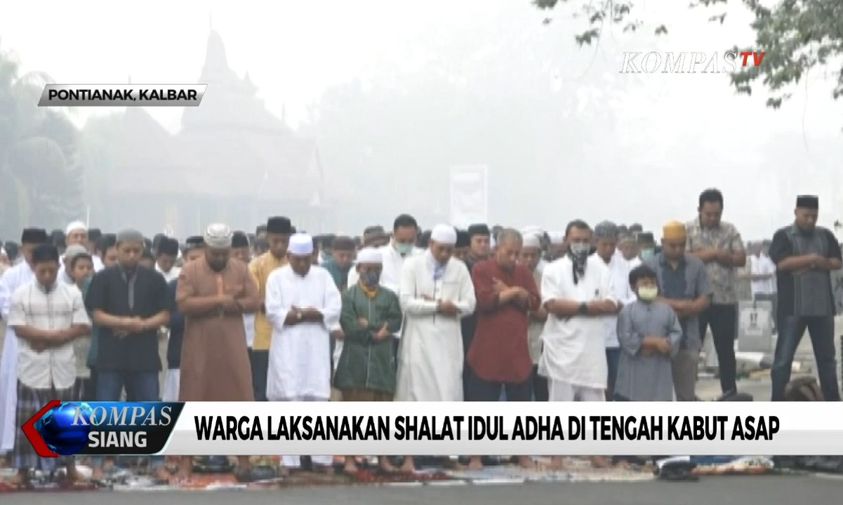 Warga Pontianak Laksanakan Shalat Idul Adha di Tengah Kabut Asap