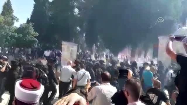 İsrail polisi, fanatik Yahudilerin Mescid-i Aksa'ya baskınlarını engellemek isteyen Filistinlilere...