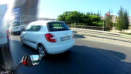 Otobüsünün motosikletliye çarpma anı kamerada