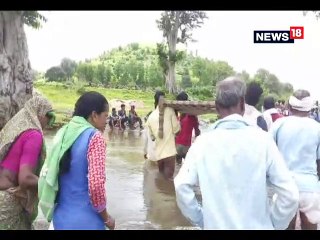 बच्चे को सांप ने काटा, बाढ़ के चलते 24 घंटे बाद ​खाट पर ले गए अस्पताल