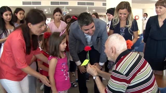 Başkan Gökhan Yüksel ve kreş öğrencileri huzurevi sakinleri ile bayramlaştı