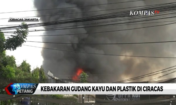 Kebakaran Gudang di Ciracas-Jakarta Timur, 23 Mobil Pemadam Dikerahkan