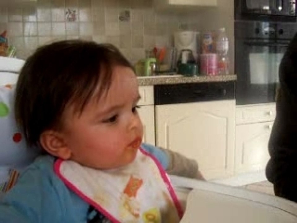 1e repas sur la chaise haute