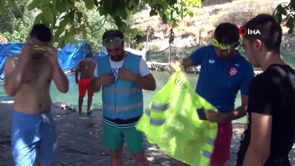 TÜGVA’lı gençler Beyazsu’da çöpleri temizledi