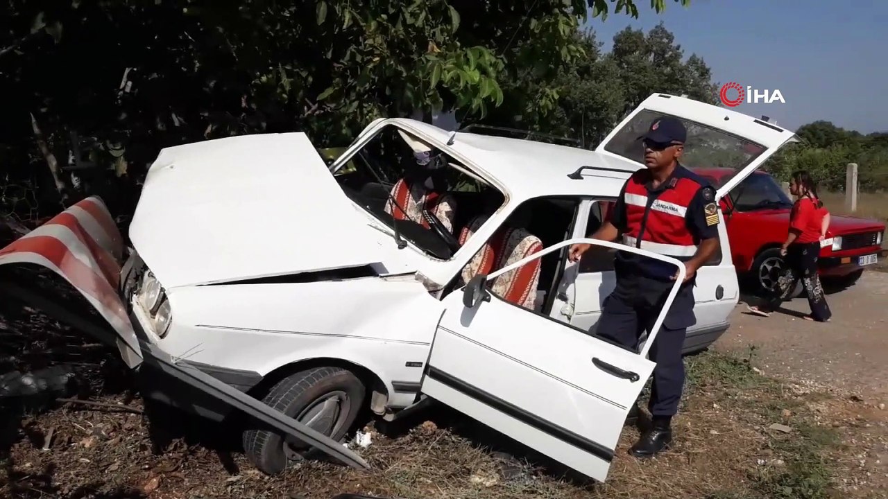 Kontrolden çıkan otomobil yön levhasına çarptı: 5 yaralı