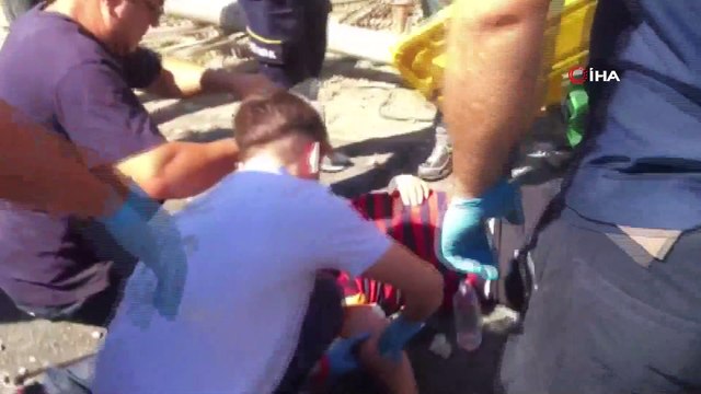 Çamlıca gişeleri çıkışı İstanbul istikametinde seyir halinde olan bir minibüs aydınlatma direğine vurarak takla attı. Sürücü ile yanındaki kişi araçta sıkıştı. İtfaiyenin sıkışan şahısları kurtarma çabaları devam ediyor.