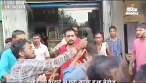 चोरी के शक में दो युवकों को रस्सी से बांधकर भीड़ ने की पिटाई, एक बेहोश हुआ