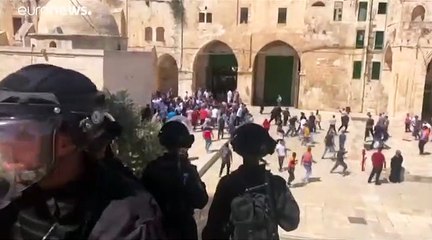 شاهد: الشرطة الإسرائيلية تقتحم الأقصى لتفريق المحتجين على دخول المستوطنين في أول أيام عيد الأضحى