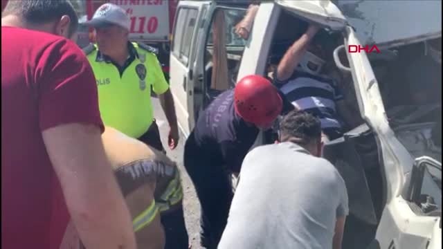 ÜMRANİYE TEM OTOYOLUNDA TRAFİK KAZASI 2 YARALI