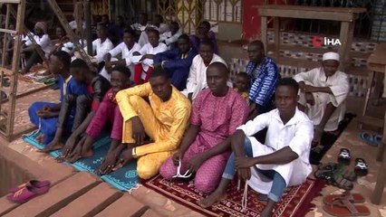 - TDV, Abidjan'da Bayram Namazı Sonrası Kur'an-ı Kerim Dağıttı