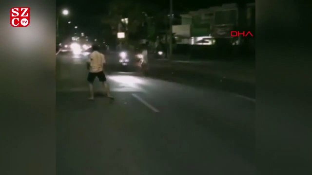 Sarhoş turist, motosiklet sürücüsüne uçan tekme attı