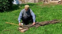 104 yaşındaki Mustafa dede gençlere taş çıkartıyor