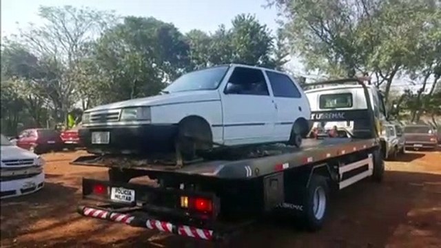 Fiat Uno é recuperado sem as rodas no Bairro Interlagos