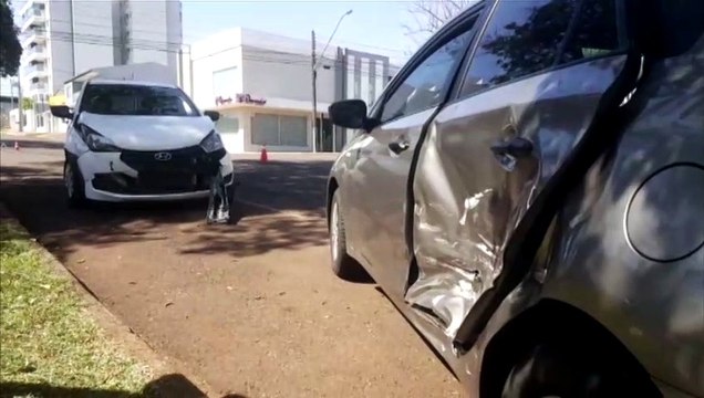 Carros batem no Centro de Cascavel e jovem fica ferida