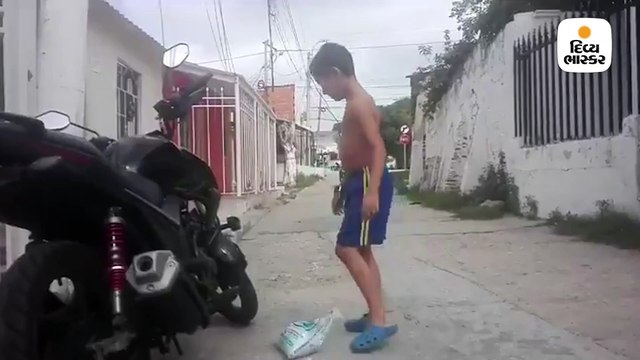 બાઈકની અલાર્મ સાયરનના તાલે ટાબરિયા ડાન્સ કર્યો, હસવું નહીં રોકી શકાય