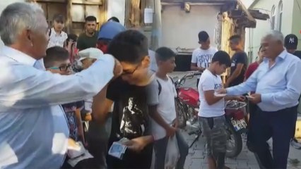 Gençler mezarlıkları ziyaret etsin diye para dağıttı