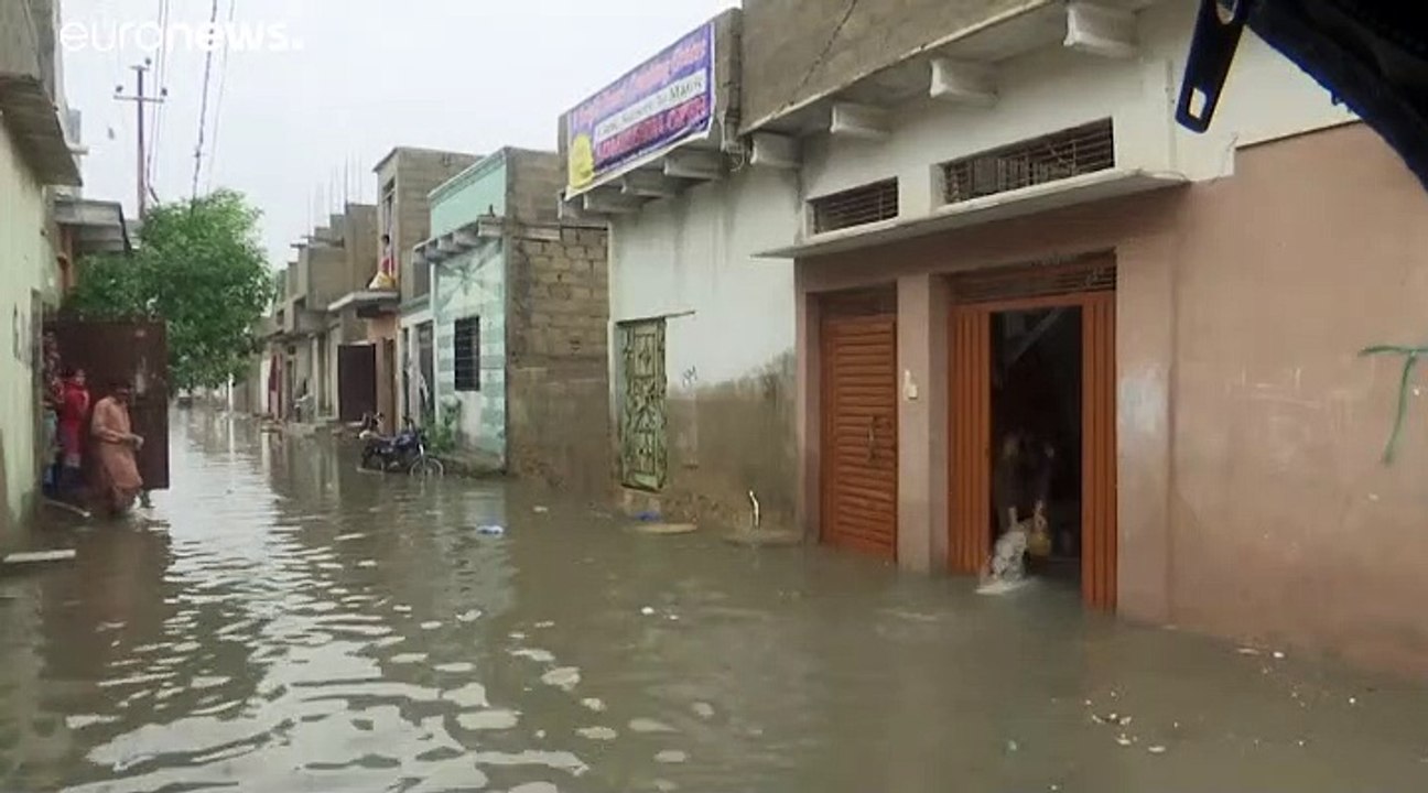 الأمطار الموسمية تتسبب في وفاة 17 شخصا جراء الف...