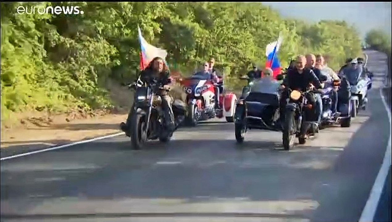 Während Protesten in Moskau: Putin posiert mit 'Nachtwölfen'