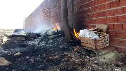 Fogo atinge área de vegetação no Loteamento Mirante