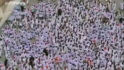 شاهد: الحجاج يتوافدون على جسر الجمرات لرمي جمرة العقبة الكبرى