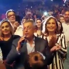 رئيس الحكومة اللبنانية الأسبق يغني أغنية "سواح" للعندليب