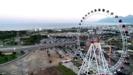 90 metre yüksekliğinde dönme dolap açıldı