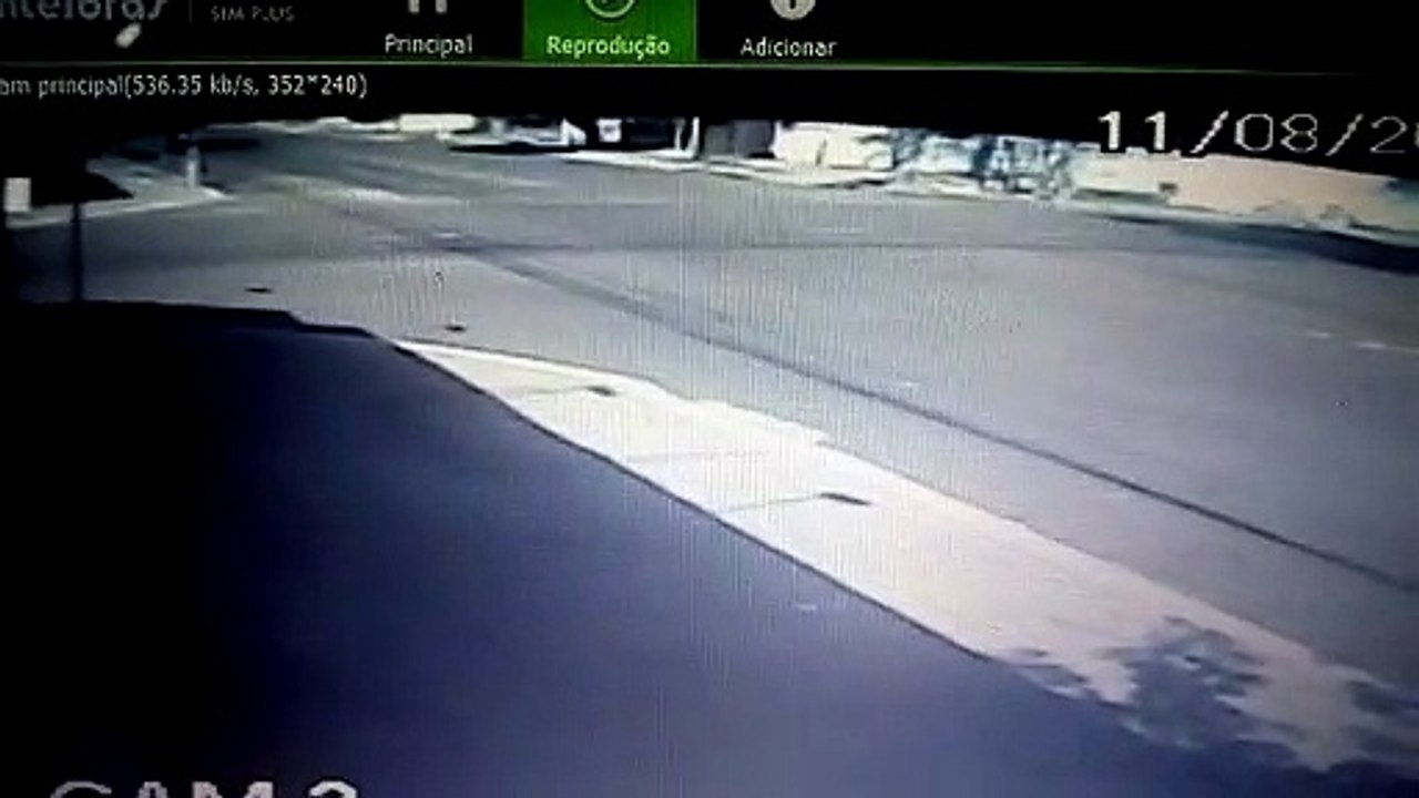Câmera flagra HB20 rodando na pista após batida no Centro