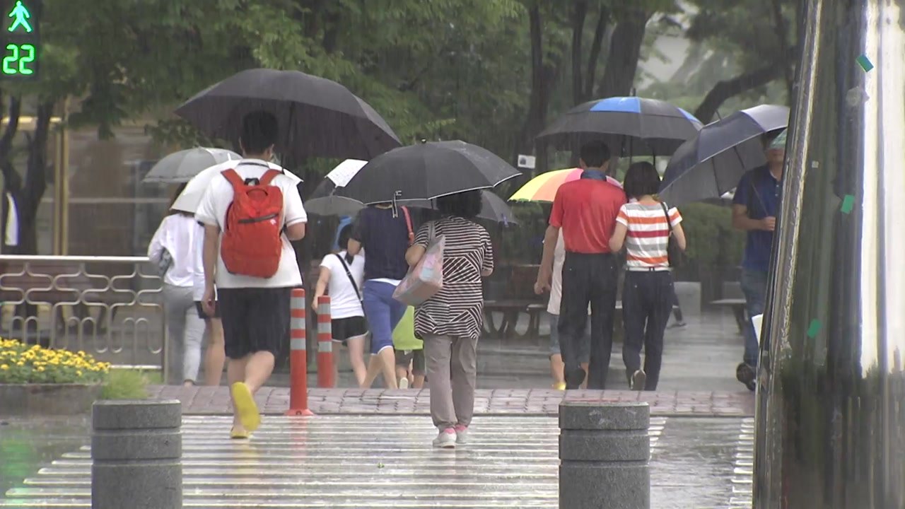 [날씨] 전국 흐리고 비...더위 주춤, 서울 32℃ / YTN