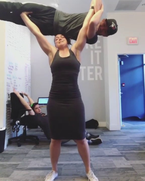 Woman overhead lift video Dailymotion