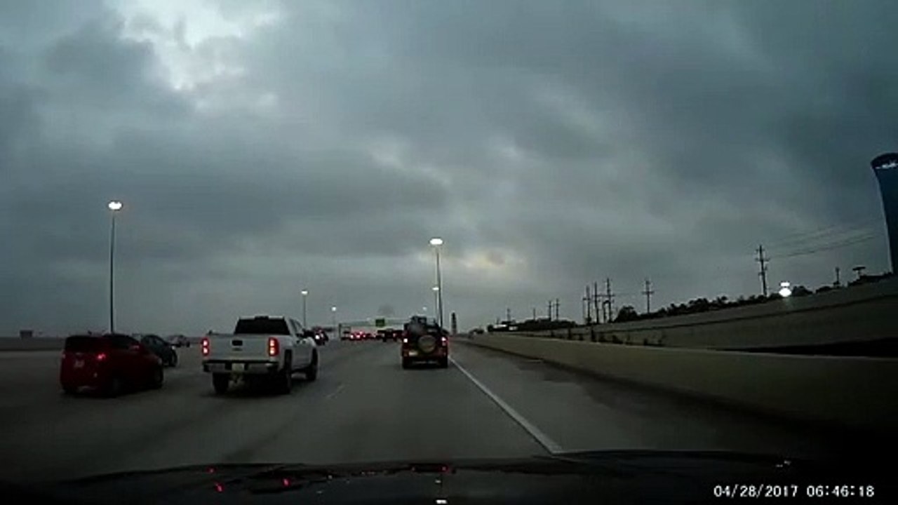 Un automobiliste perd un pneu sur l'autoroute