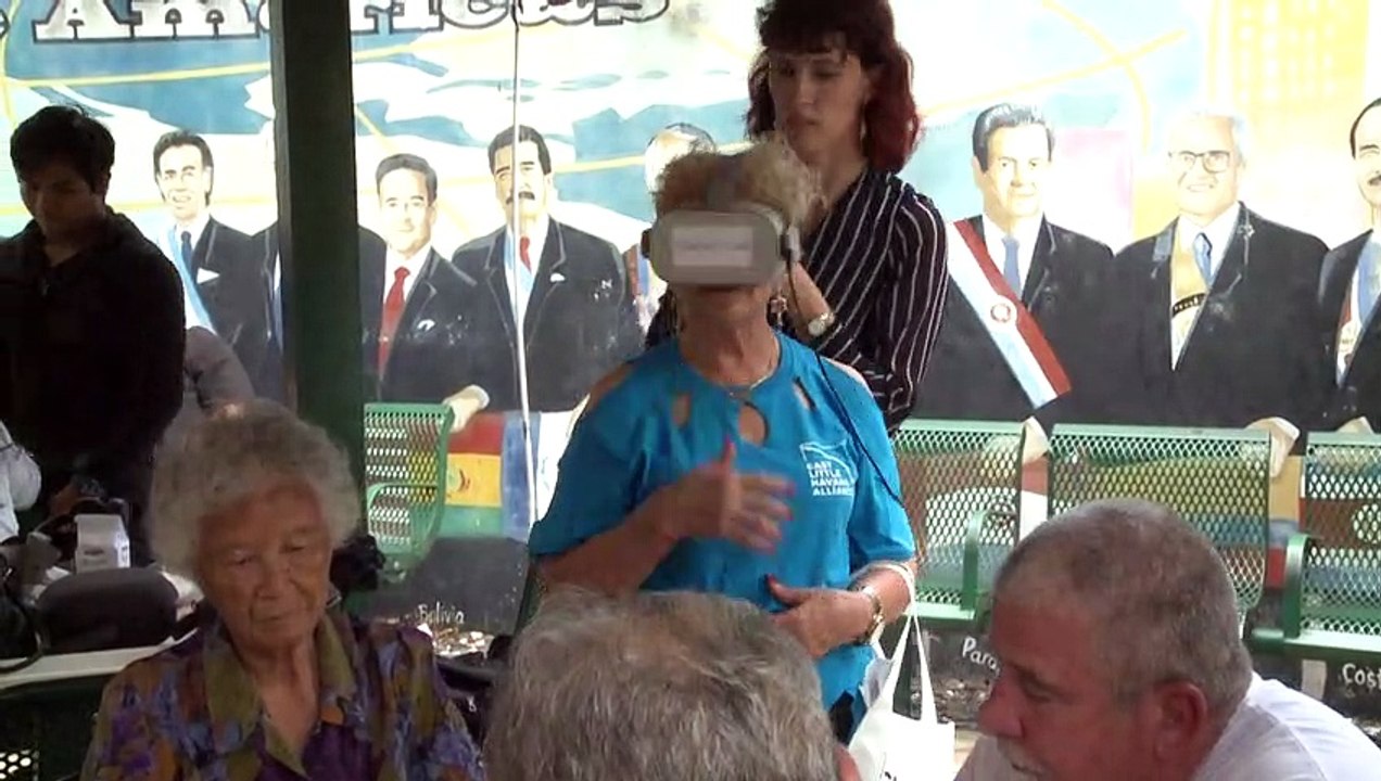 Einmal mit Delfinen schwimmen - Virtuelle Realität erfüllt Seniorenträume