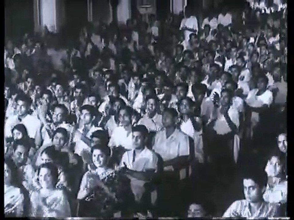 Gaane Bhuban Bhoriye Debe । Deya Neya - Bengali Movie Song - Shyamal Mitra