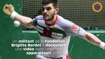 Un sportif arrache la tête d'un coq