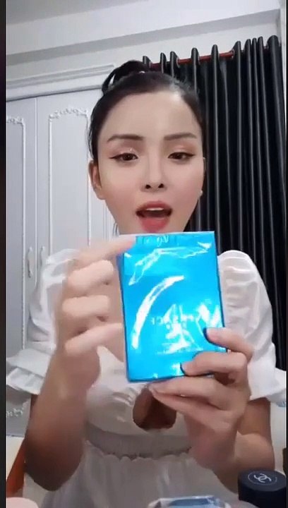Bỏng mắt với em gái livetream bán nước hoa lộ hàng