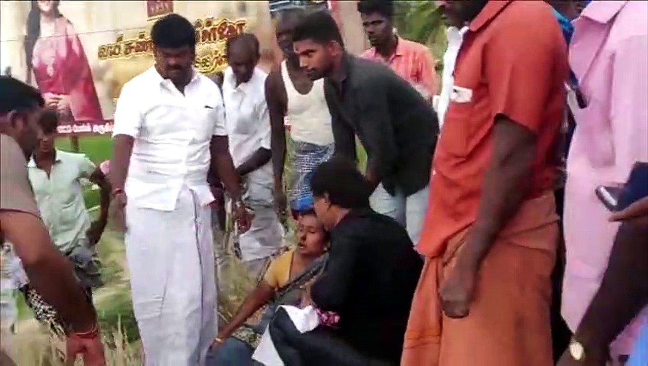 Vijayabaskar first aid to woman | விபத்தில் சிக்கிய பெண்ணுக்கு  முதலுதவி செய்த அமைச்சர் விஜயபாஸ்கர் -வீடியோ