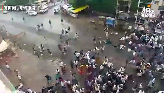 बिजली ठेका कर्मचारियों को पुलिस ने दौड़ा-दौड़ाकर पीटा