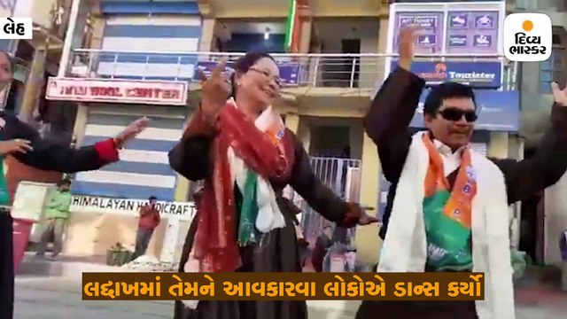 લદ્દાખના સાંસદે ફરી દિલ જીત્યું, હાથમાં તિરંગો લઈ લેહના બજારોમાં લોકો સાથે ડાન્સ કર્યો