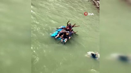 - Zap suyunda köy usulü Rafting