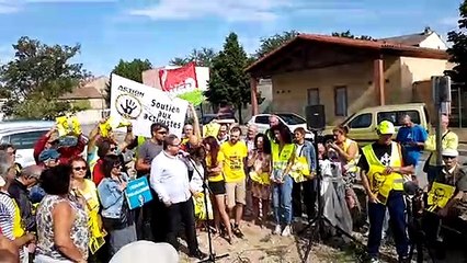 Portrait de Macron décroché à Collias : un rassemblement de soutien aux activistes devant la gendarmerie de Remoulins