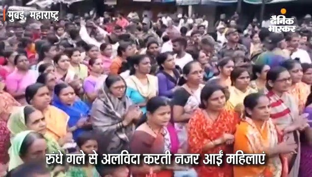 महिलाओं ने सेना के जवानों को राखी बांधकर आरती उतारी, फिर पैर छूकर विदा किया