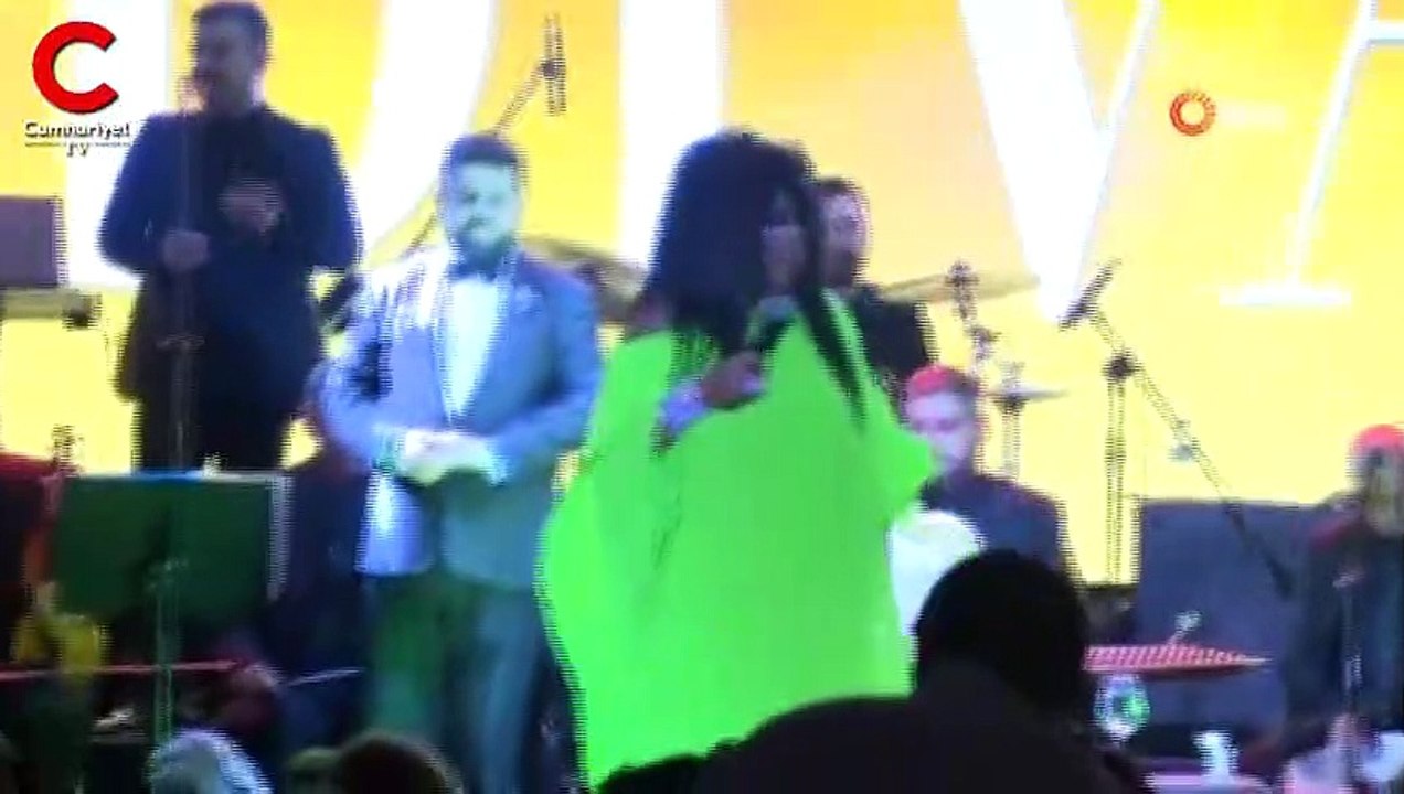 Bülent Ersoy, sahnede hakaretler yağdırdı