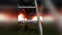 DHA DIŞ - İtalya'da atık imha deposunda büyük yangın