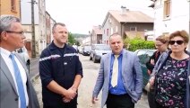Visite  de Frédéric Carre, sous-préfet de Briey  rue de Liège à Herserange, avec les maires des communes  touchées