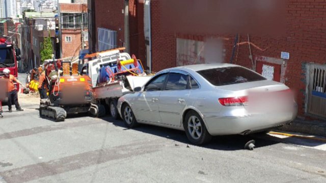 승용차 내리막길에서 공사 현장 덮쳐 3명 사상 / YTN