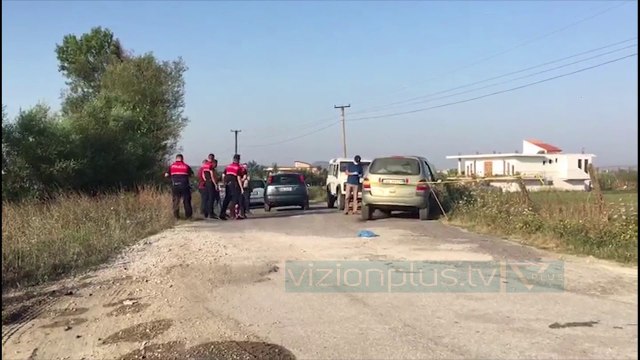 Vritet me thikë dhe hidhet në kanal i riu në Fier - News, Lajme - Vizion Plus