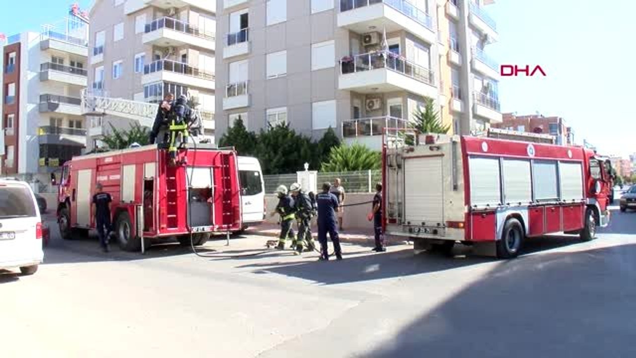 ANTALYA OCAKTA UNUTTUĞU YEMEK YANDI, İTFAİYECİYLE YÜZ YÜZE GELİNCE ŞAŞIRDI